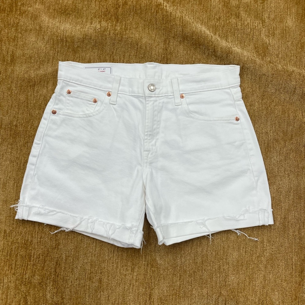 Gap 5” mid rise size 4, 5 pocket white jean shorts